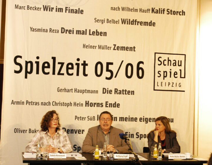 2005: Pressekonferenz zur Spielplanverkündung mit Pressesprecherin Gudula Kienemund und Intendant Wolfgang EngelFoto: ©Rolf Arnold