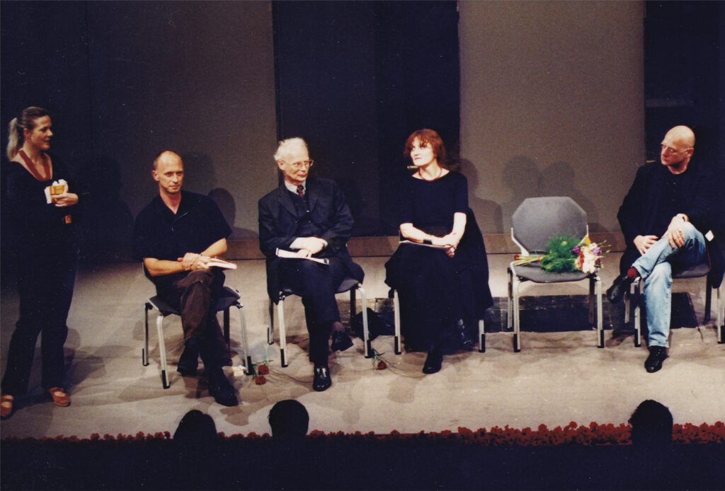 1997: Podiumsdiskussion mit v.l.n.r.: Heike Müller-Merten (Chefdramaturgin), Hasko Weber (Oberspielleiter), Hans-Joachim Meyer (Sächsischer Kulturminister), Brit Magdon (Leiterin des Societaetstheaters), Detlev Schneider (Leiter Festspielhaus Hellerau)Foto: privat