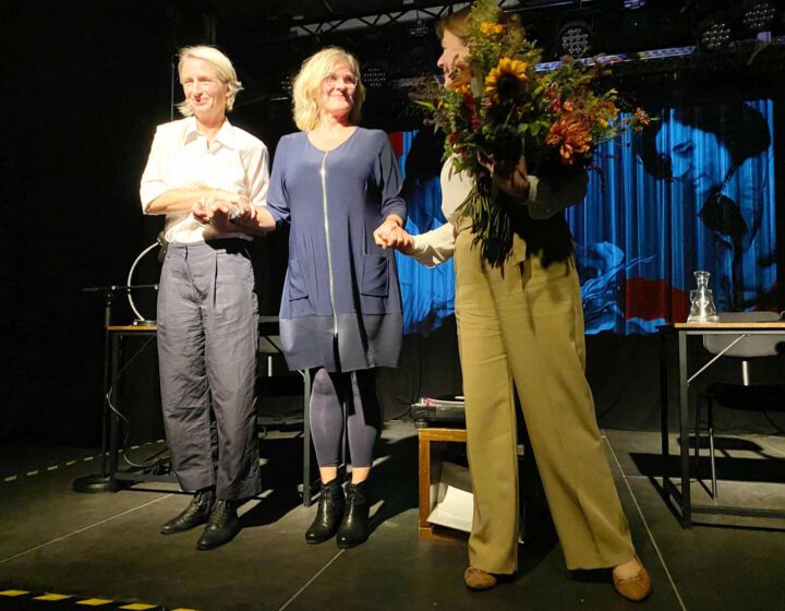 Schlussapplaus für Fanny Staffa (Brigitte Reimann), Heike Merten-Hommel (Textfassung/Regie) und Christine Hoppe (Christa Wolf)