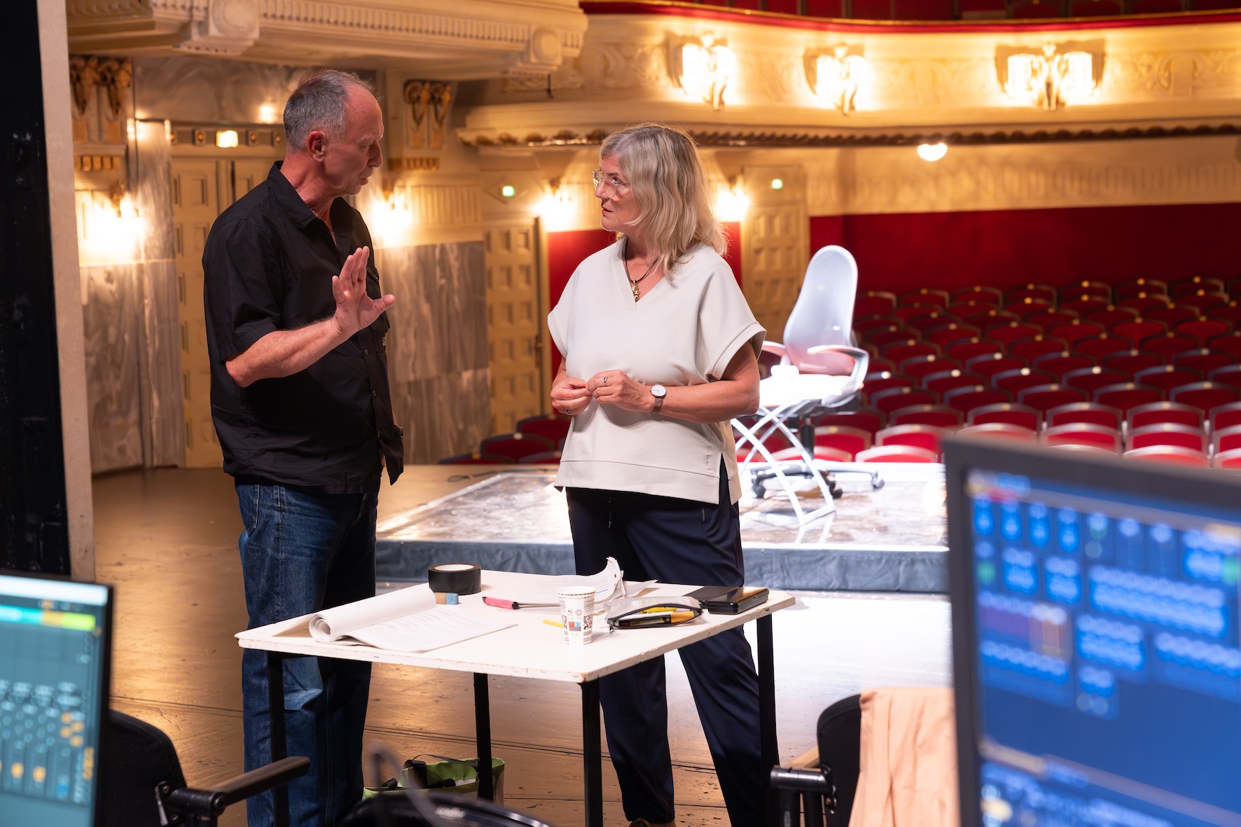 Probengespräch zwischen Hasko Weber und Heike Merten-Hommel zu Zwischen Welten ©Bernd Schönberger