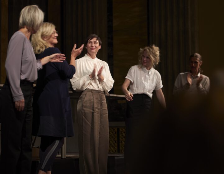 Schlussapplaus für Fanny Staffa, Heike Merten-Hommel, Sofia Andruchowytsch, Friederike Ott und Philipp Grimm ©Harald Hauswald
