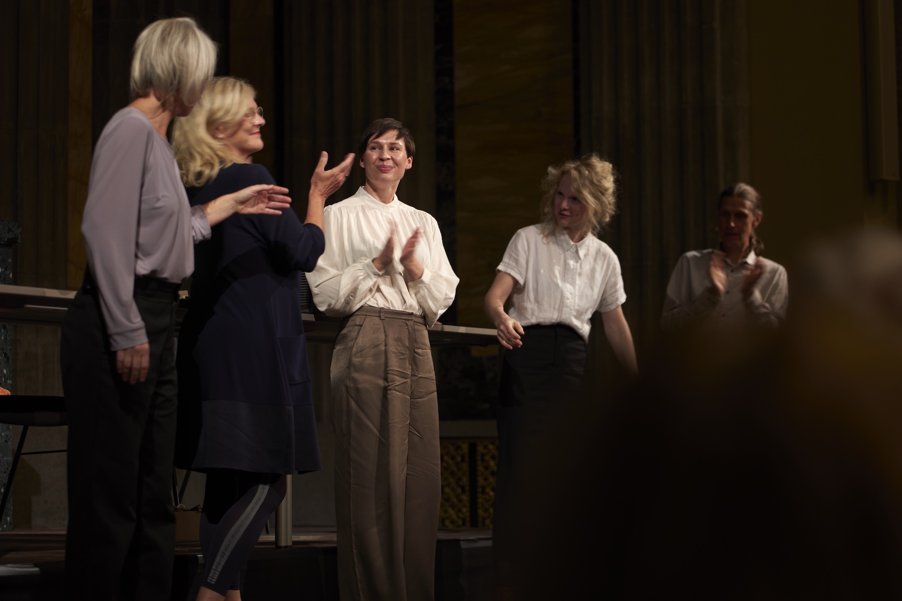 Schlussapplaus für Fanny Staffa, Heike Merten-Hommel, Sofia Andruchowytsch, Friederike Ott und Philipp Grimm ©Harald Hauswald
